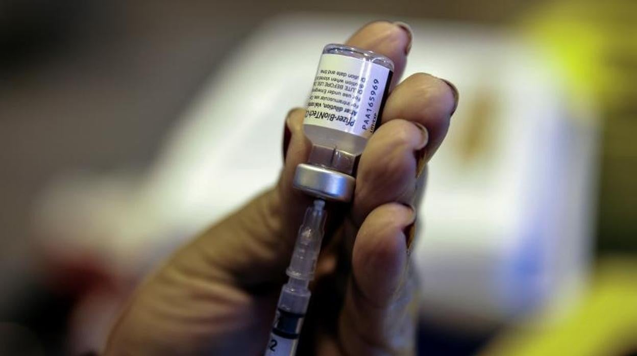 Un sanitario prepara una inyección para ser administrada