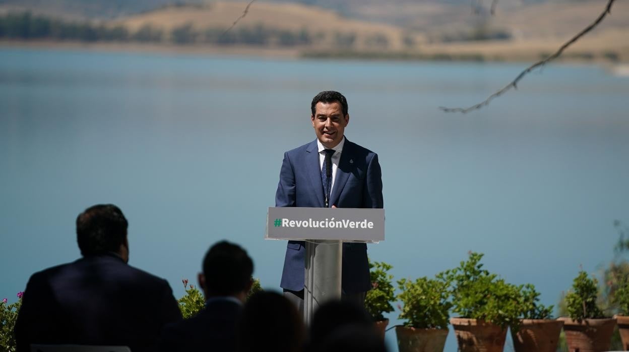 Juanma Moreno a su llegada a Ardales