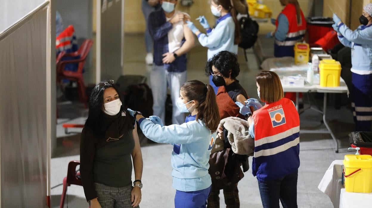 Proceso de vacunación masiva en el pabellón Vista Alegre de Córdoba