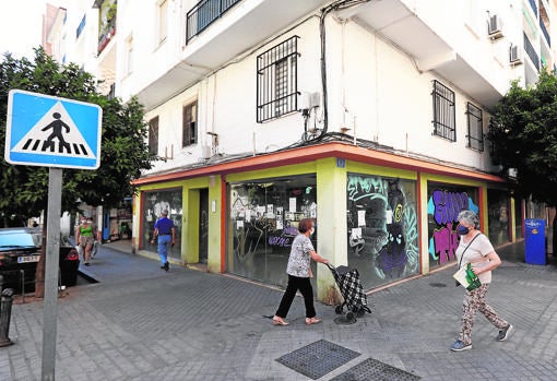 Pintadas en el escaparate de una tienda abandonada de Ciudad Jardón