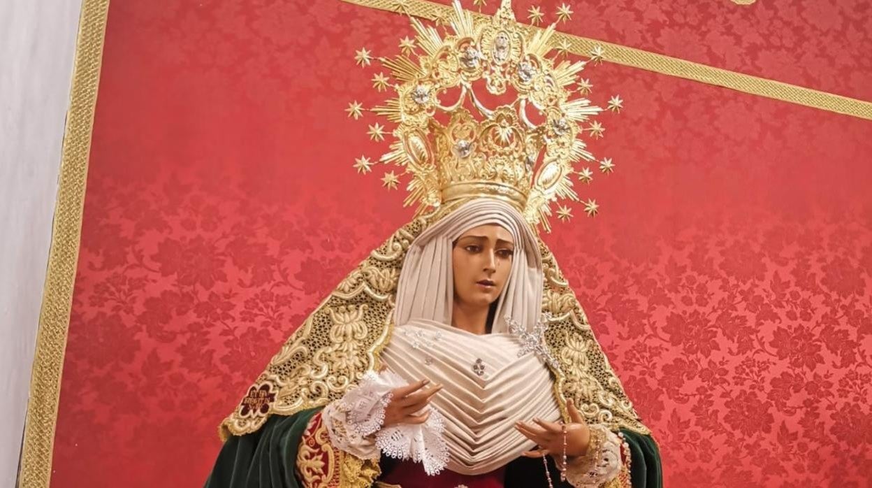 María Santísima de la Encarnación, que ya lleva prendidos los primeros alfileres de promesas