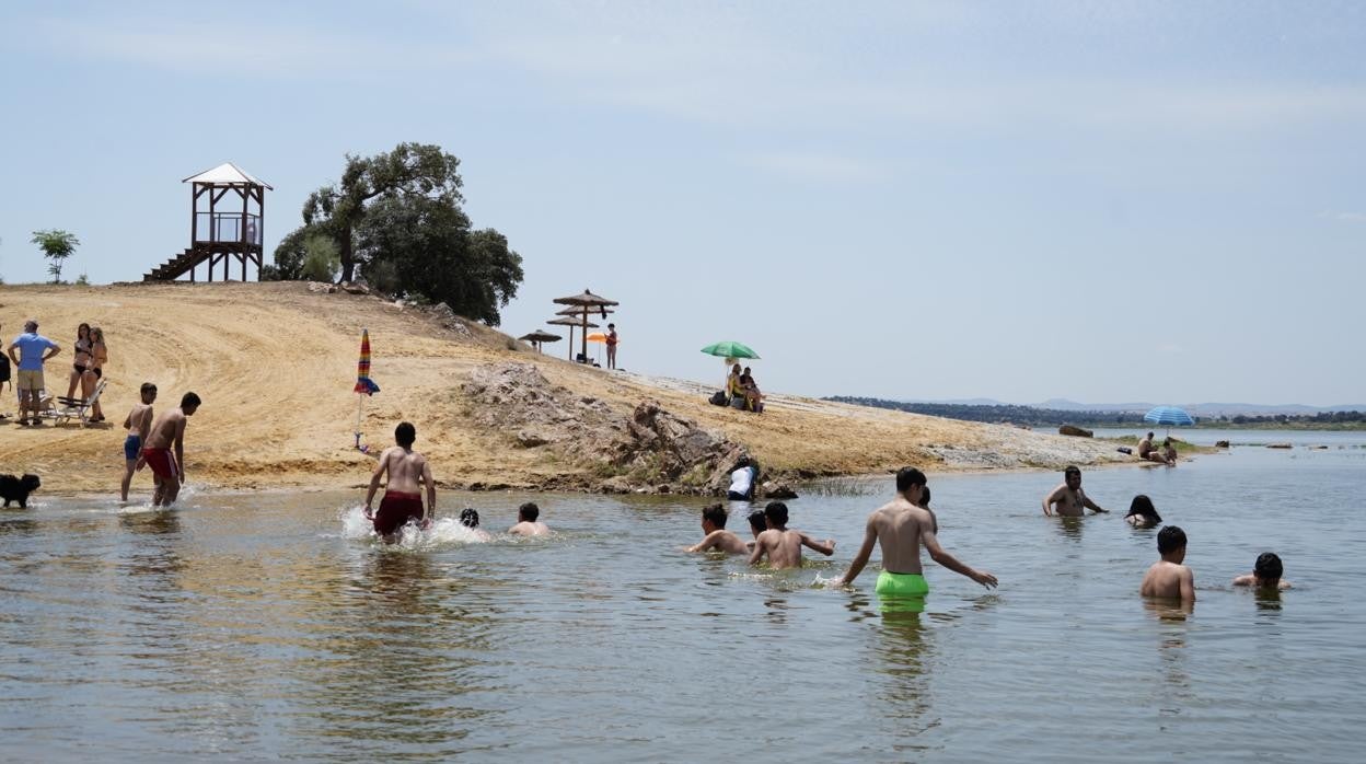 Bañistas en la playa continental del embalse de La Colada en El Viso