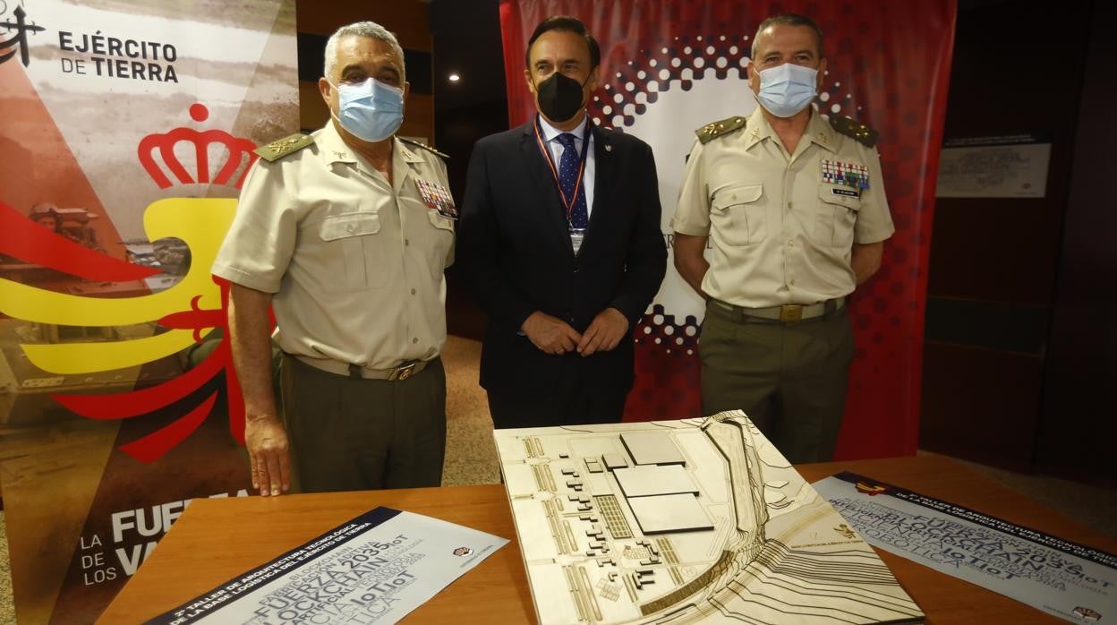 El rector de la UCO y personal del Ejército de Tierra duante la presentación de la Base Logística