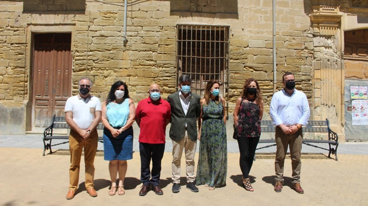 El alcalde, en el centro, con otras autoridades delante del palacio