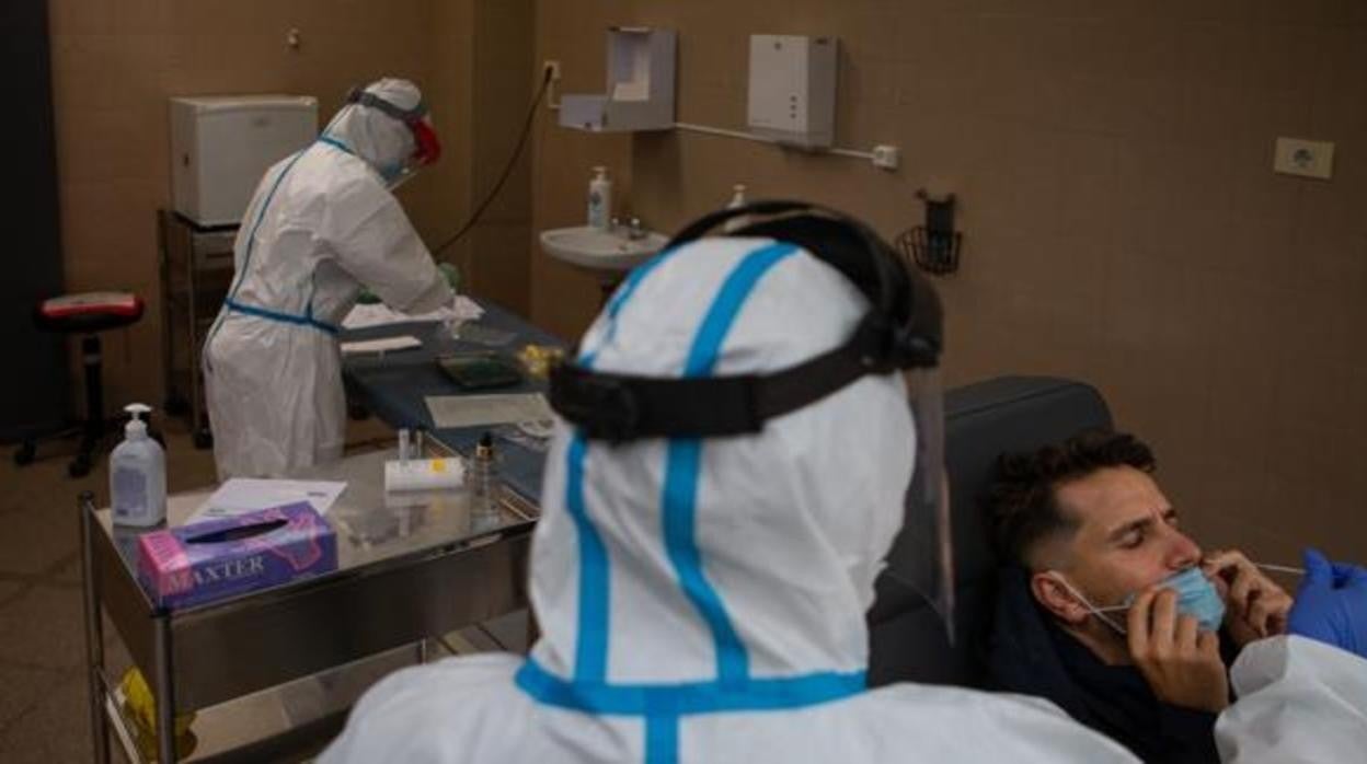 Un paciente se sometye a la prueba del coronavirus
