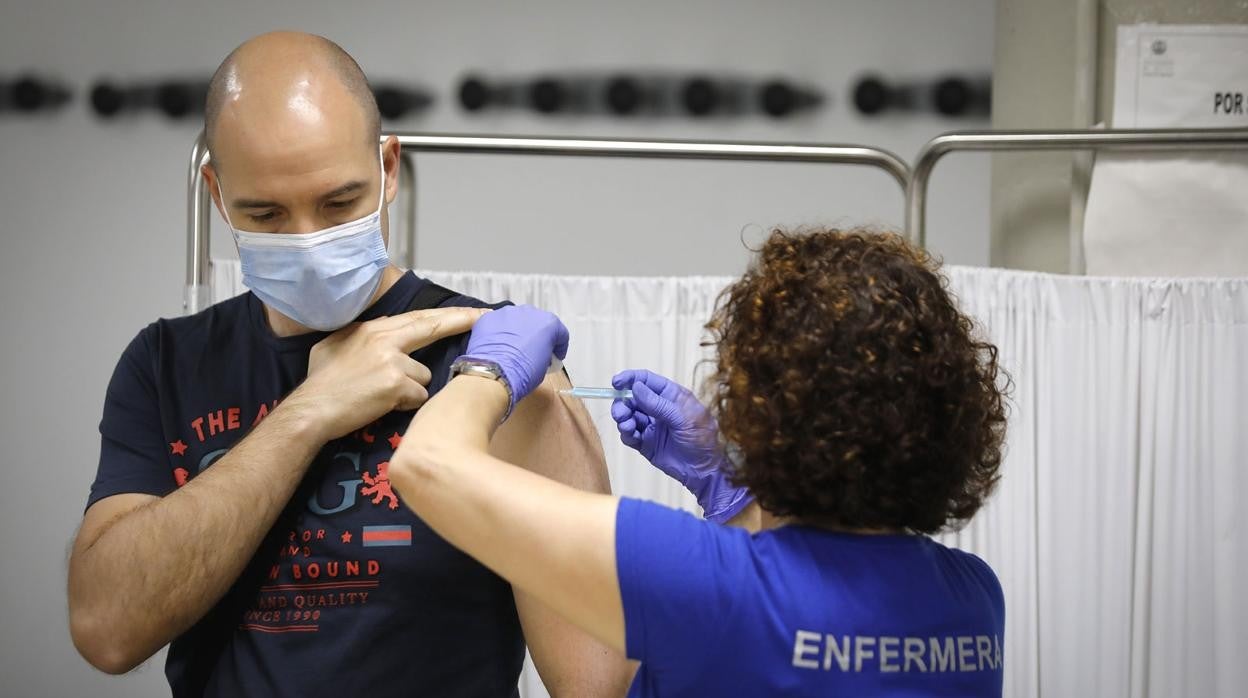 Un hombre recibe la vacuna contra el coronavirus