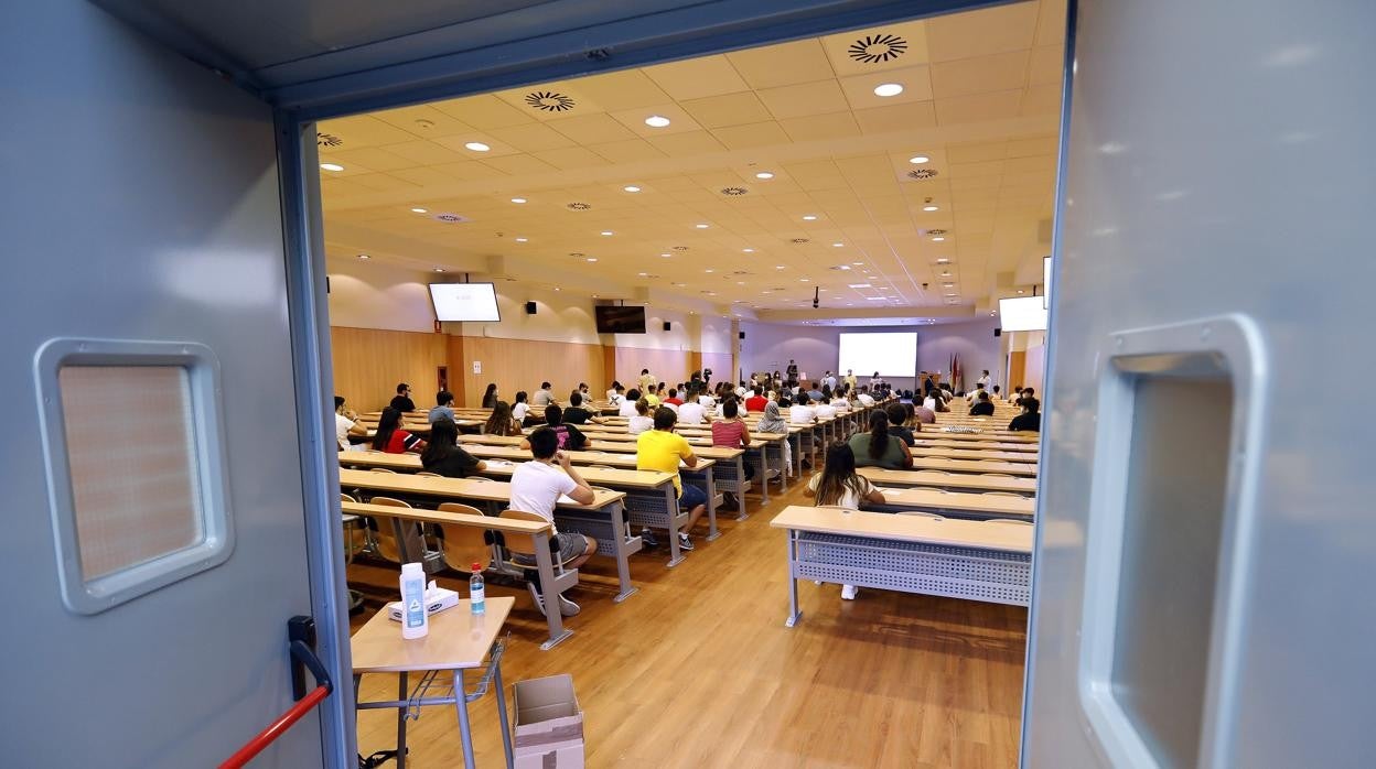Alumnos en la Facultad de Medicina