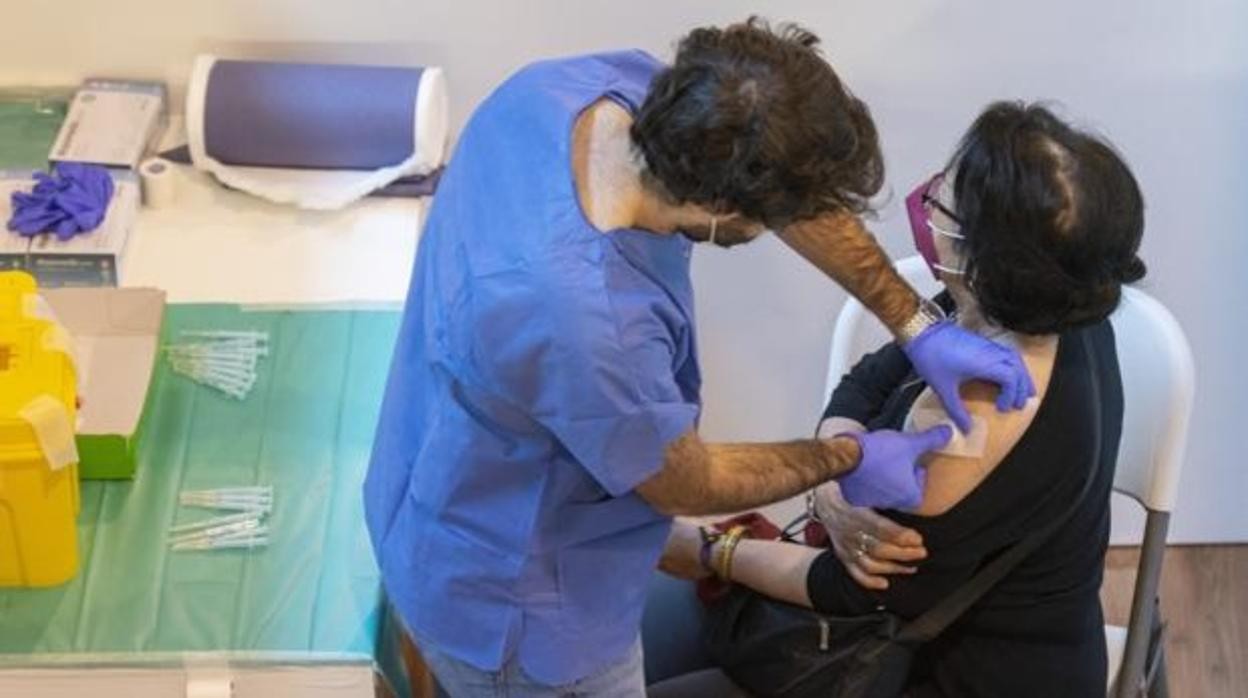 Un mujer recibe la vacuna contra el coronavirus