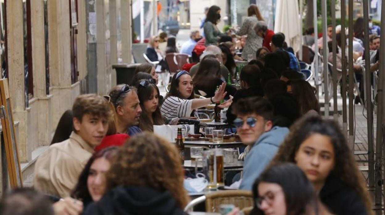 Las reuniones en zonas con aforo y medidas de control son la alternativa más segura para el ocio juvenil