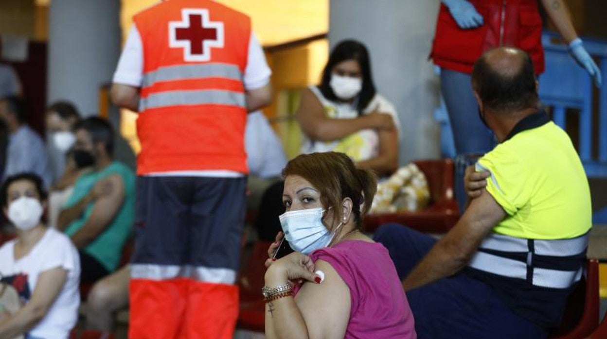 Vacunación masiva en el pabellón Vistalegr de Córdoba