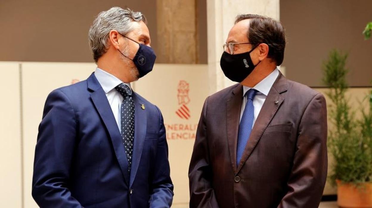 Los consejeros de Hacienda de Andalucía, Juan Bravo a la izquierda, y valenciano, Vicent Soler, este viernes en Valencia