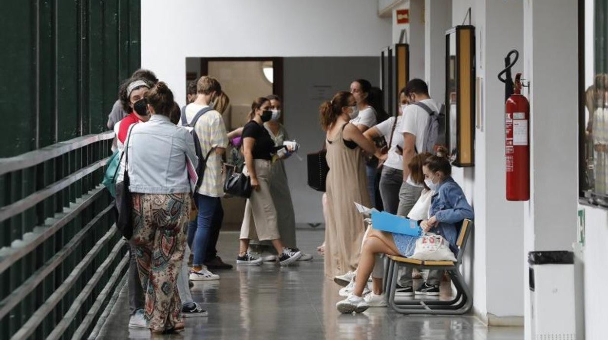 Un grupo de aspirantes esperan para entrar en unas oposiciones a la Junta