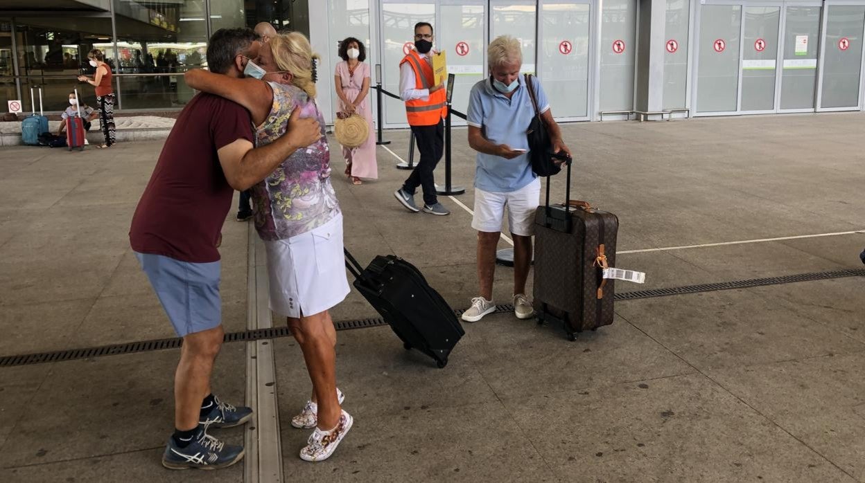 Sussy Bites abraza a un conocido a su llegada a España