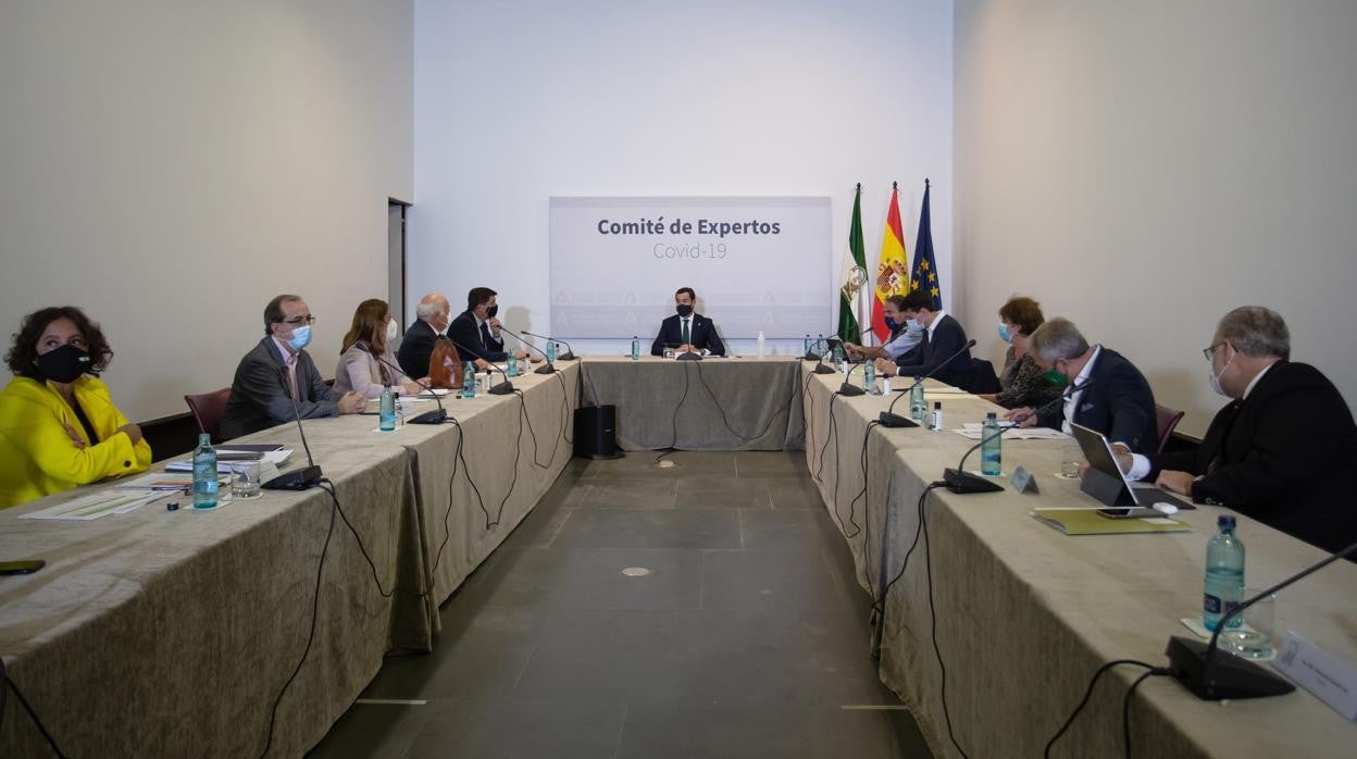 Una reunión del comité de expertos de Andalucía presidida por Juanma Moreno