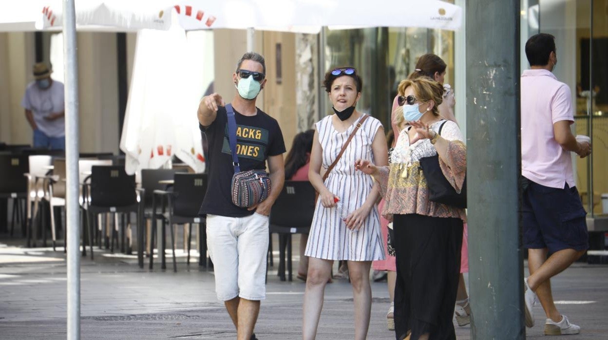 Tres viandantes por las calles del Centro de Córdoba