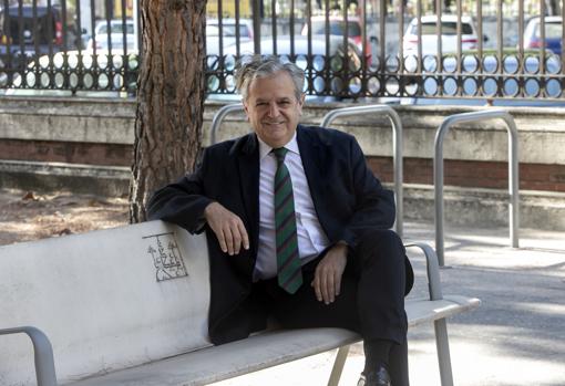 El teniente de alcalde de Hacienda y Urbanismo sentado en un banco de la sede de la Gerencia