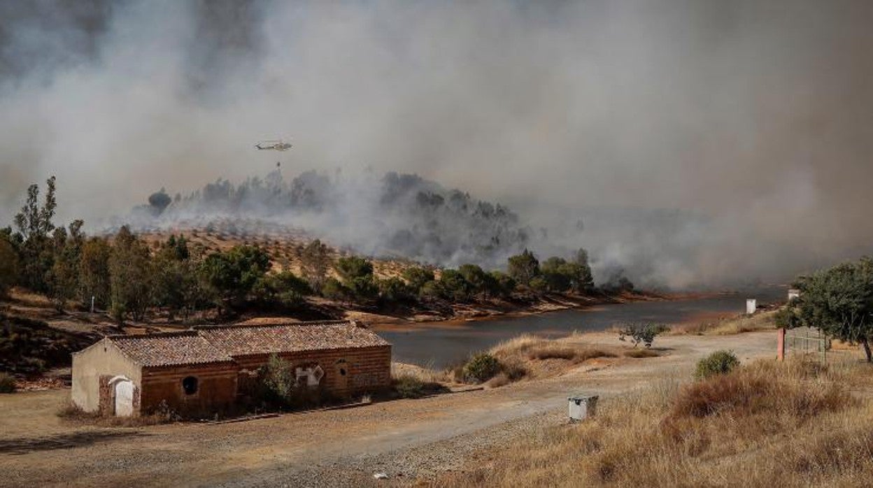 EL fuego amenaza a algunas construcciones del termino onubense