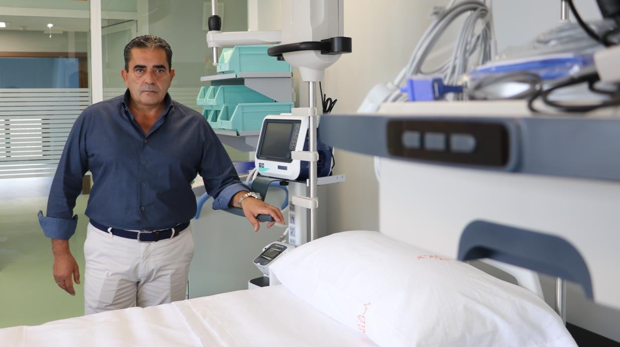 El director del hospital Centro de Andalucía, en sus instalaciones