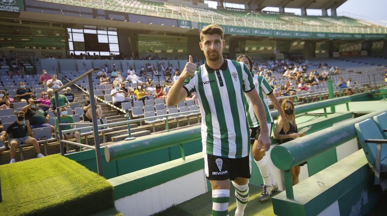 Javi Flores sale al césped con la nueva equipación blanquiverde