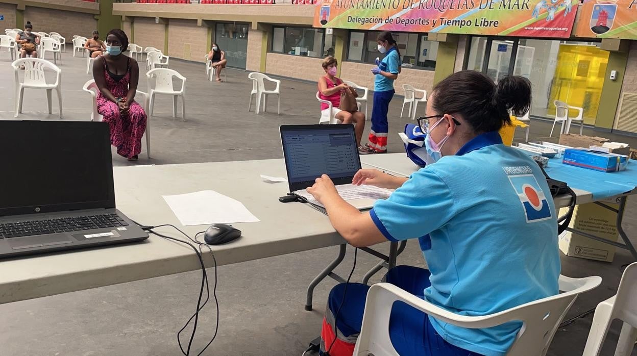 Uno de los puntos de vacunación en Roquetas de Mar.