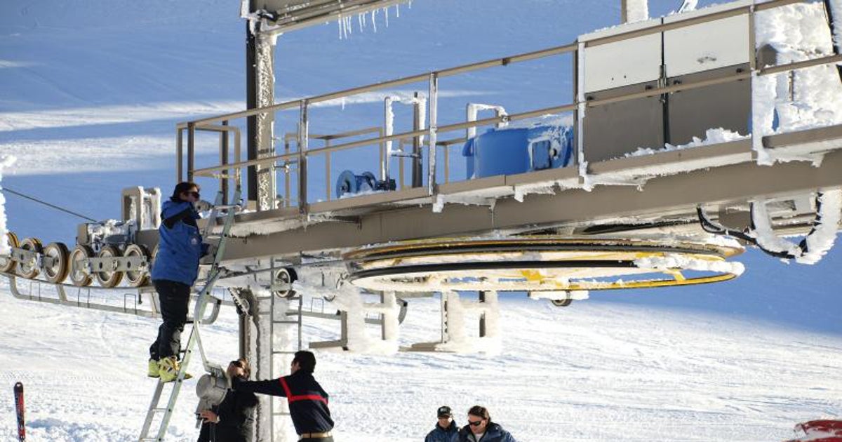 Operarios de Cetursa en la estación de Sierra Nevada