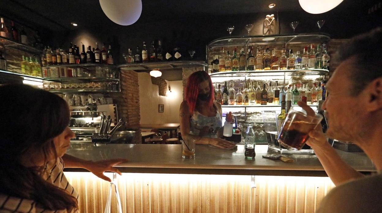 Una camarera en un bar de copas de la ciudad