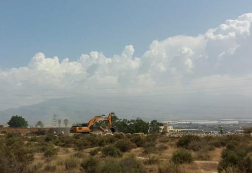 La empresa constructura procedió al derribo del acueducto.