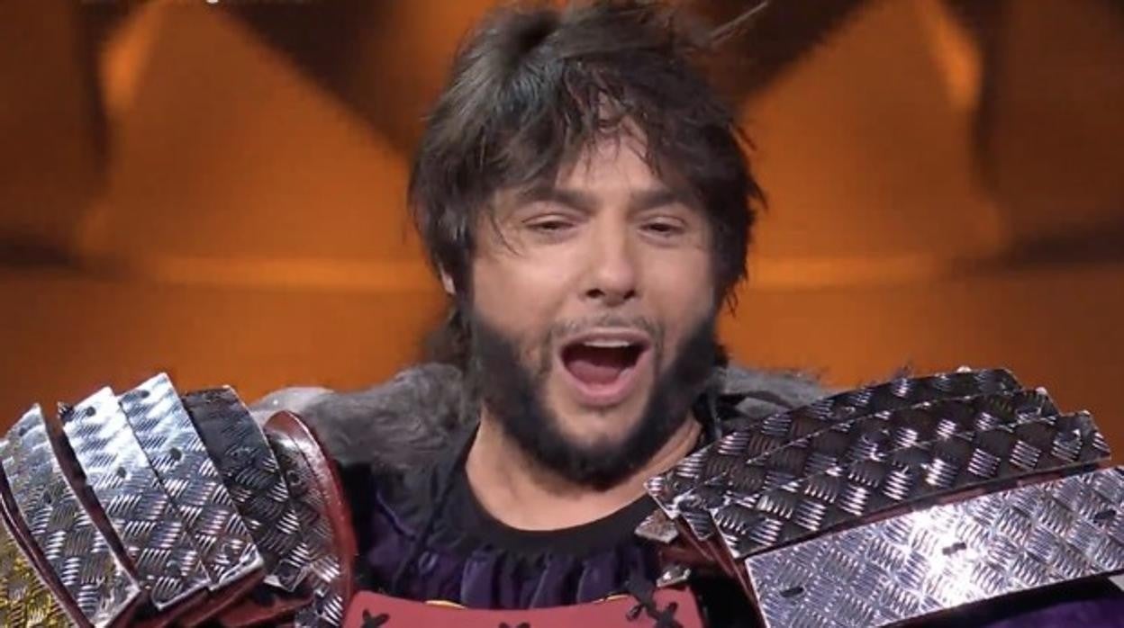 Cortés, aún con el disfraz de samurai y tras quitarse la máscara, celebra su triunfo en 'Mask Singer'