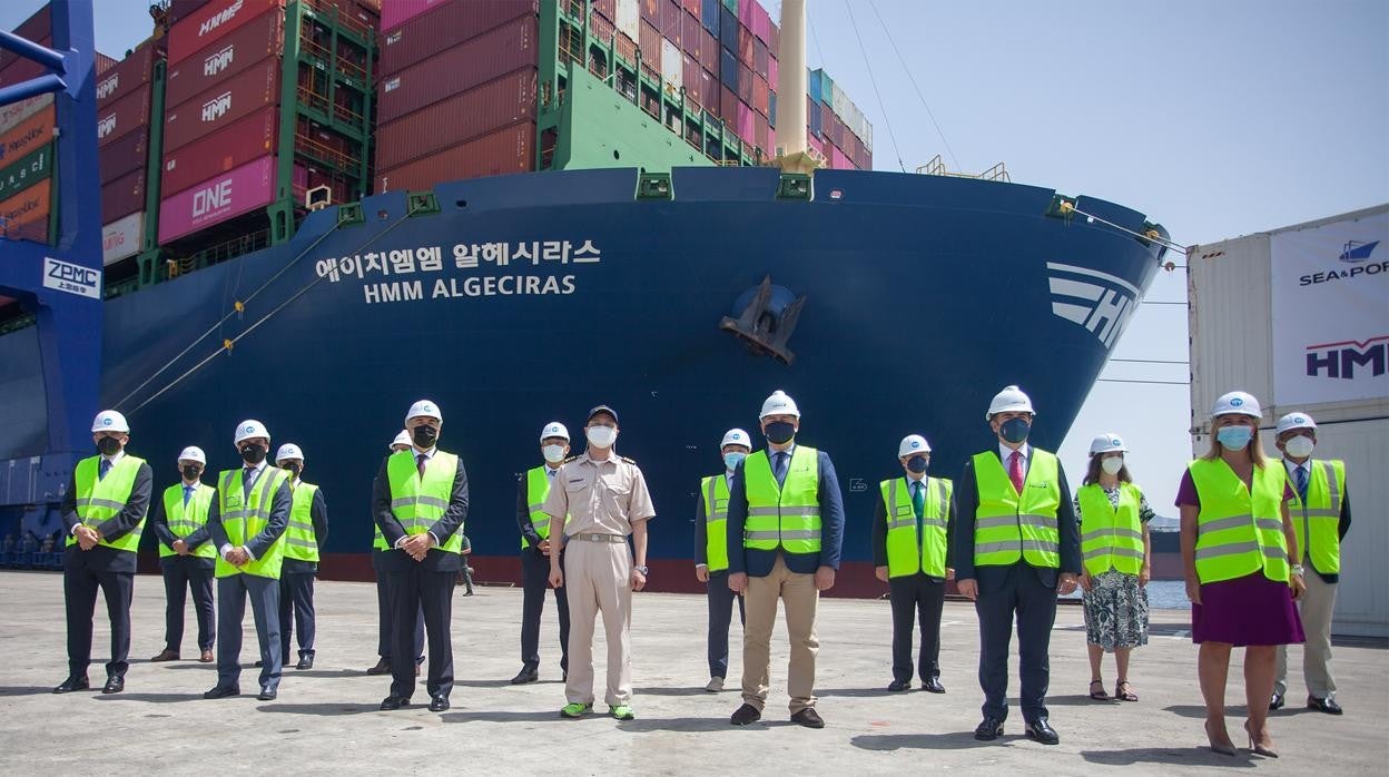 Imagen de las autoridades y el capitán del buque en el recibimiento brindado en Algeciras