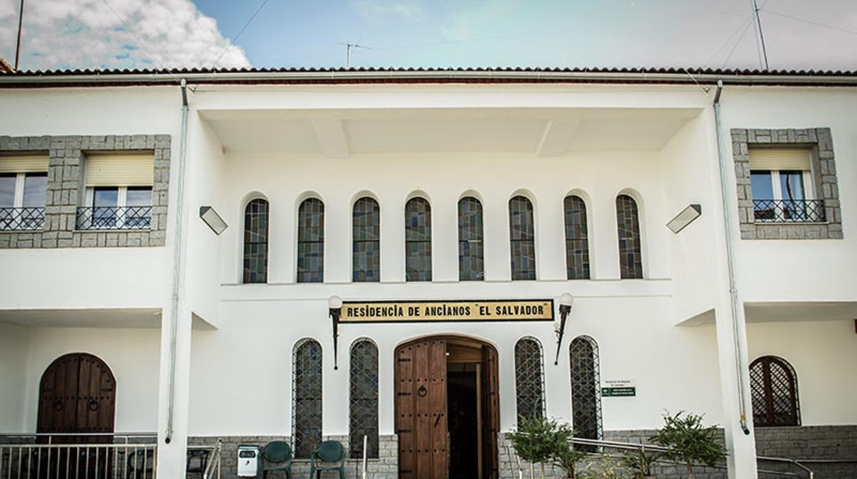 Fachada principal de la residencia de Pedroche