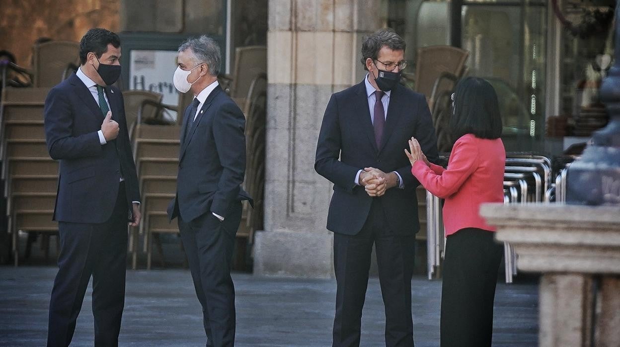 El presidente de la Junta, Juanma Moreno, conversa con el lehendakari Íñigo Urkullu junto a Feijóo y Carolina Darias