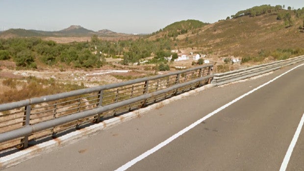 Una mujer muere al caer su vehículo por un puente en la carretera A-495 en la localidad onubense de Alosno