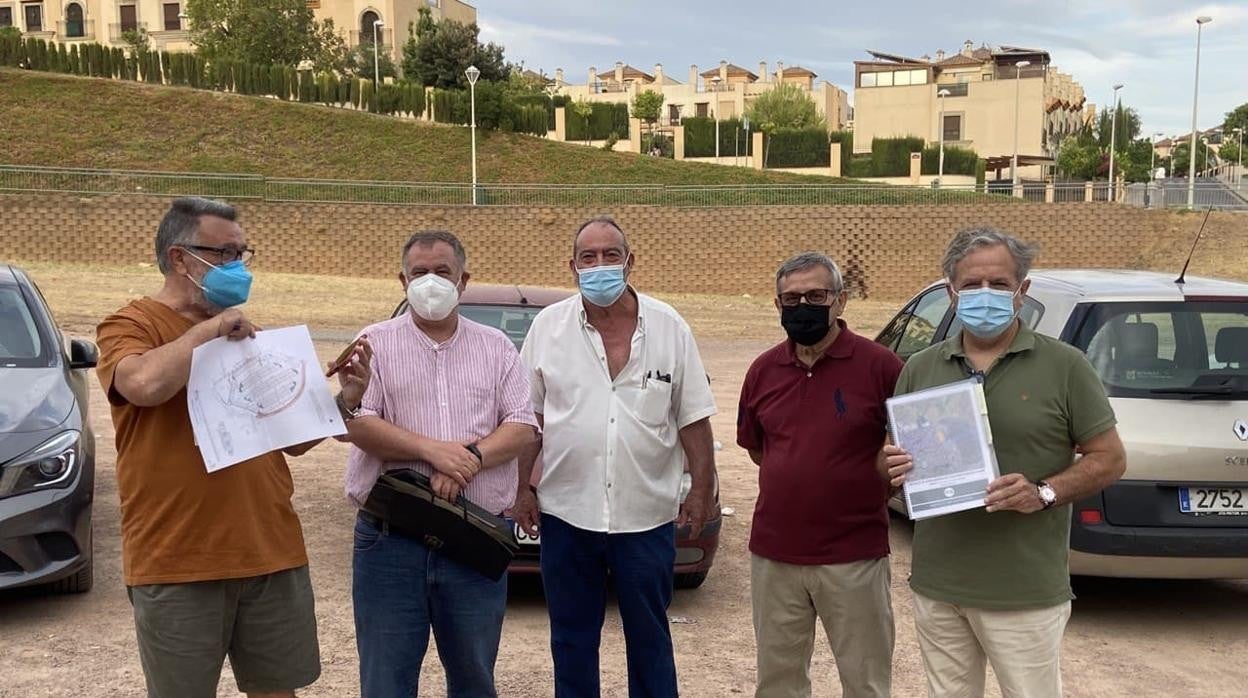 Fuentes, a la derecha, en la presentación del proyecto a representantes vecinales