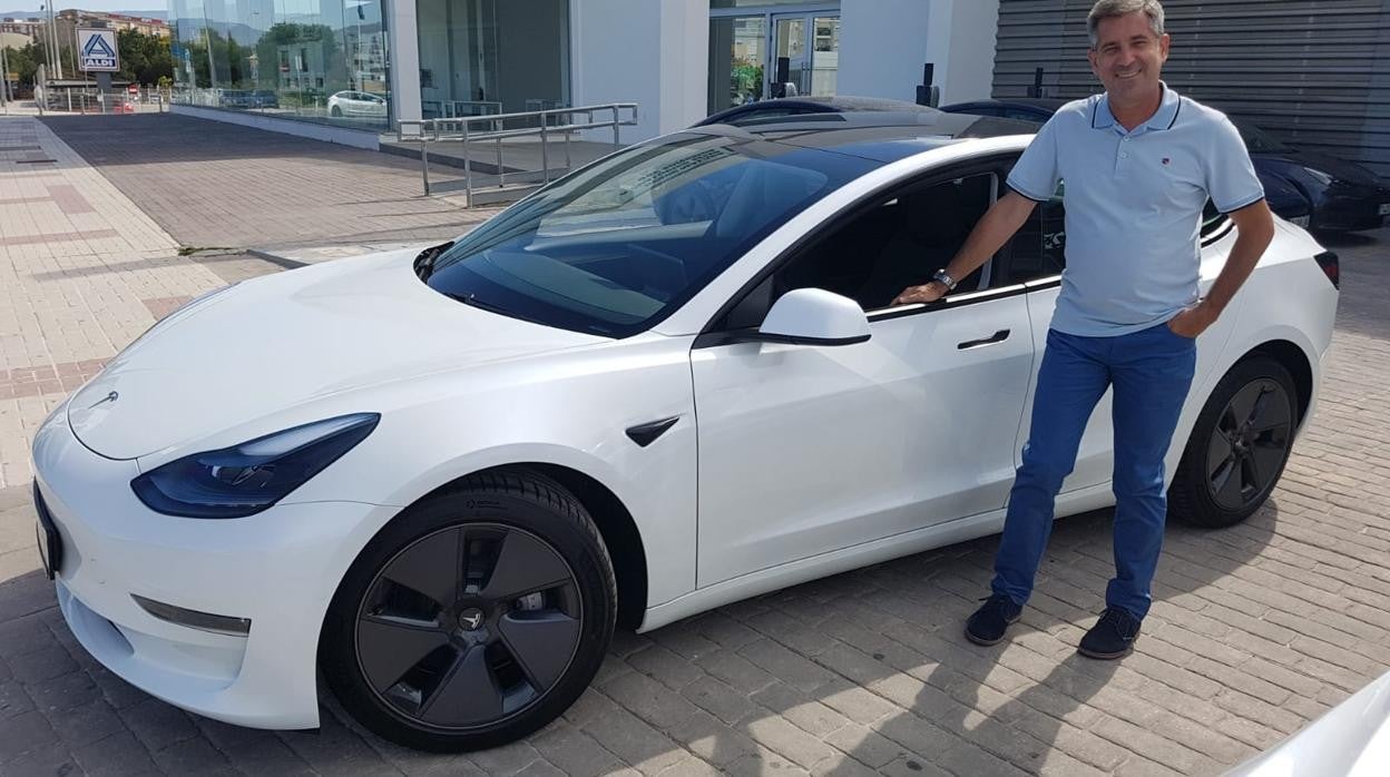 Rafael León posa con su neuvo Tesla 3