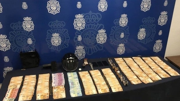 Maniatan y golpean a una pareja en su casa para robarles en Málaga, pero se olvidan un móvil en su huida