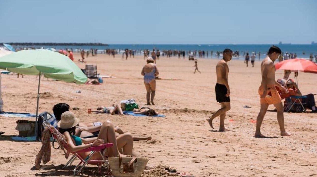 Aspecto de la playa de Punta Umbría con los usuarios guardando las distancias de seguridad