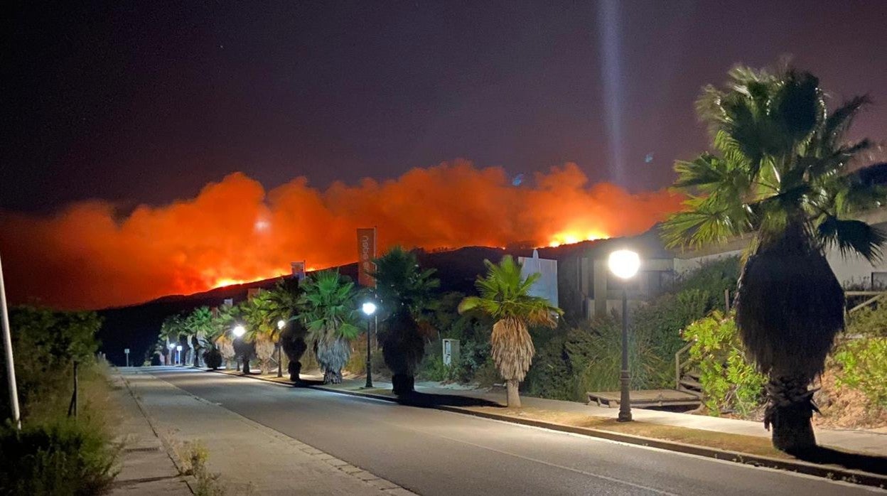 Una imagen del aparatoso incendio provocado en La Lïnea que ya está controlado por los bomberos del Infoca