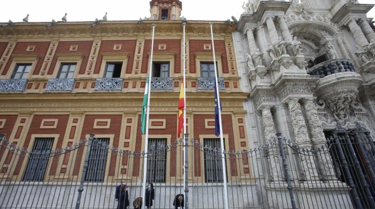 Imagen de la fachada del Palacio de San Telmo con las banderas de la UE, España y Andalucía