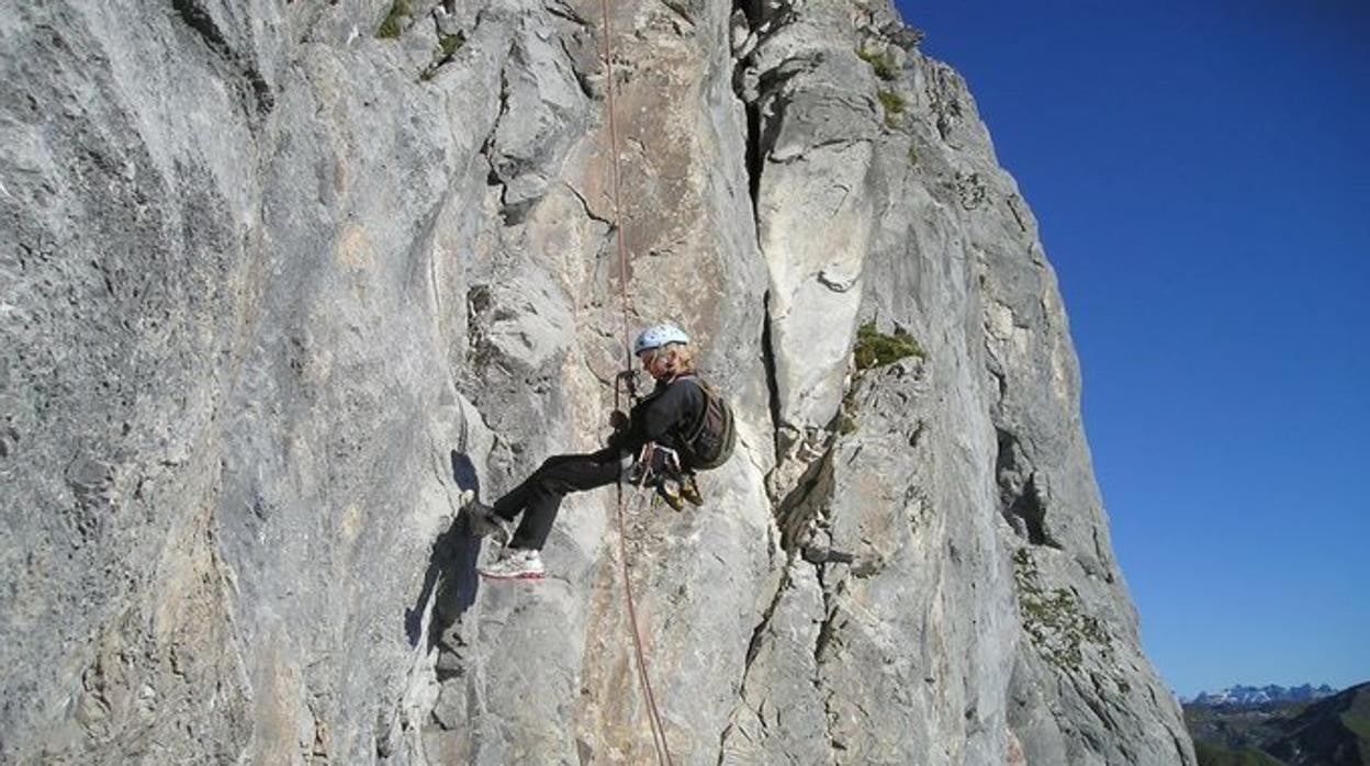 Imagen de archivo de una mujer haciendo barranquismo