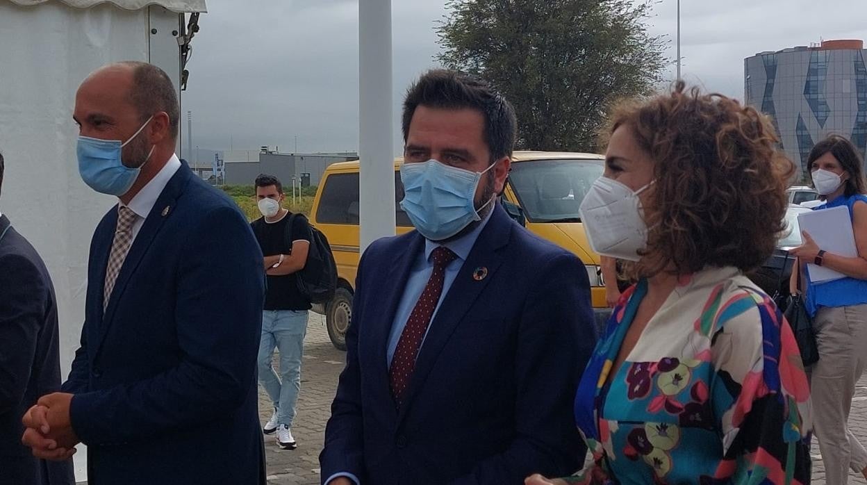 De izquierda a derecha, el alcalde de Los Barrios, el delegado especial de Zona Franca y la ministra de Hacienda