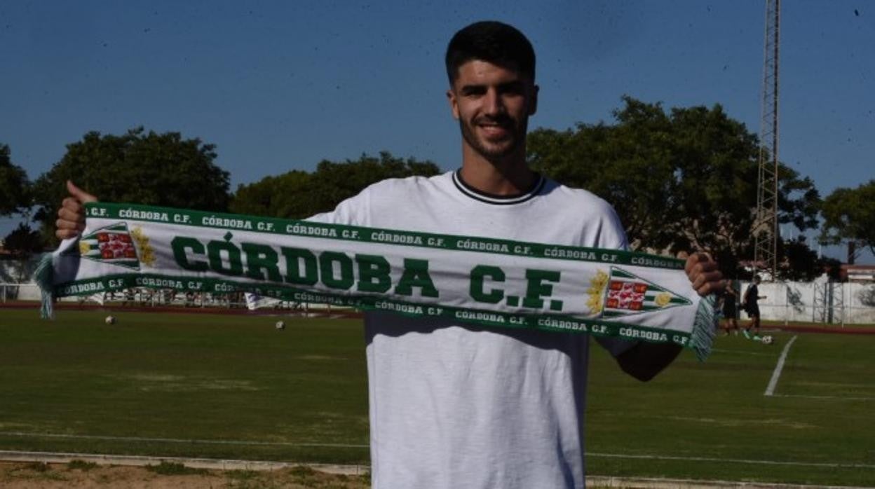 Ricardo Visus posa con la bufanda del Córdoba