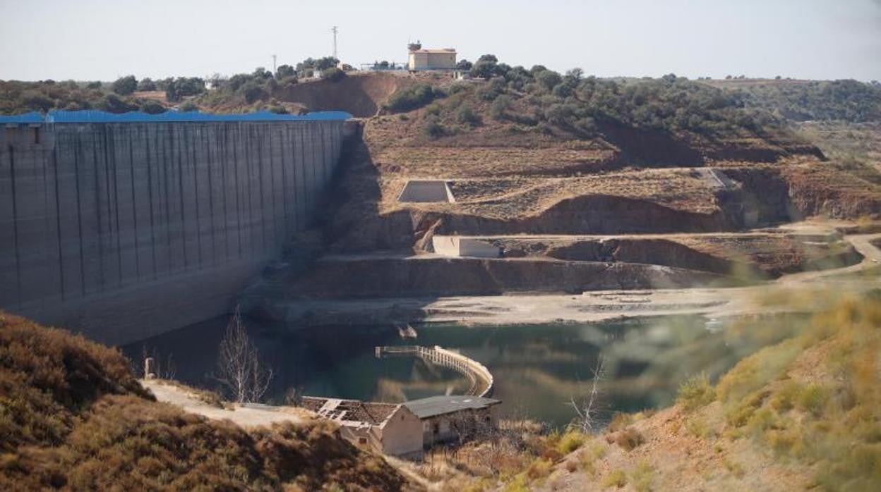 Pantano de La Breña en septiembre de 2019; en el centro asoma la antigua presa