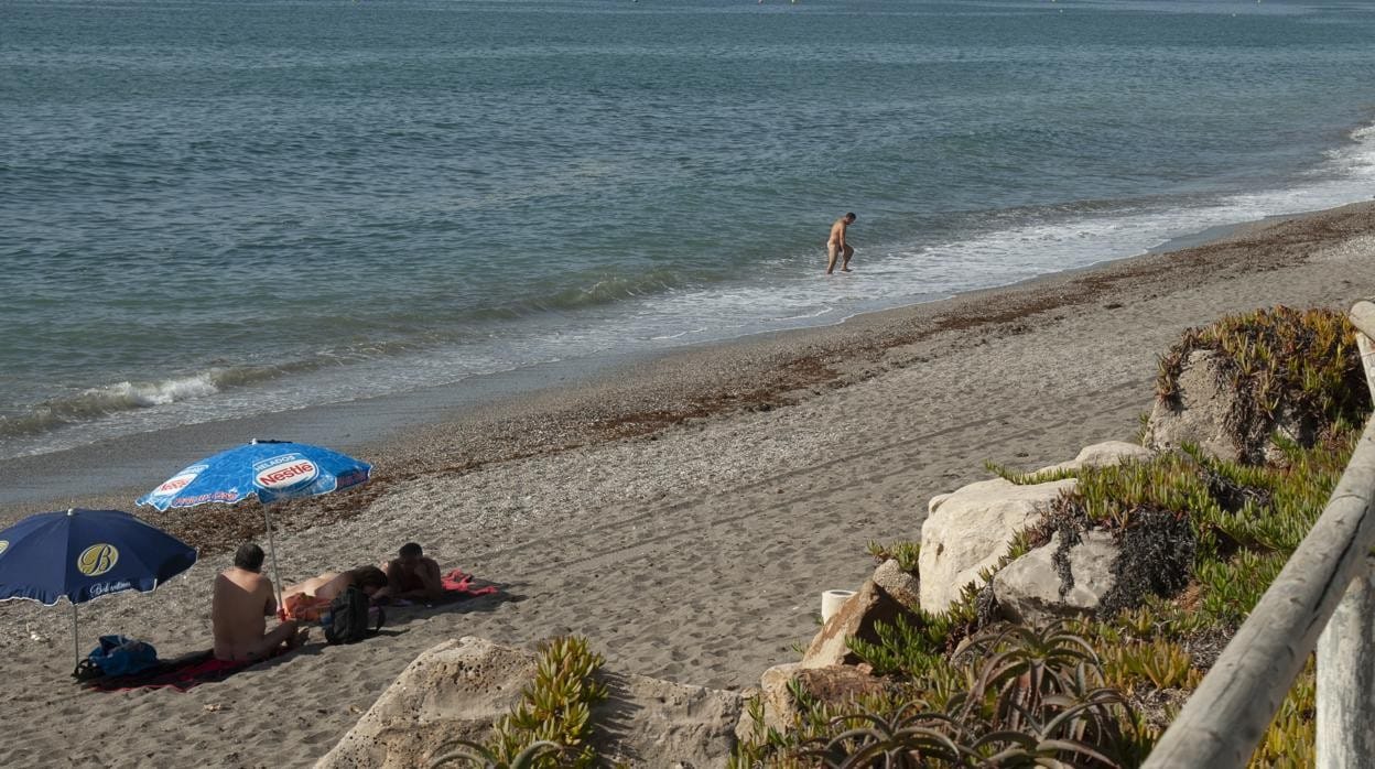 Rebelión nudista contra un chiringuito en Estepona