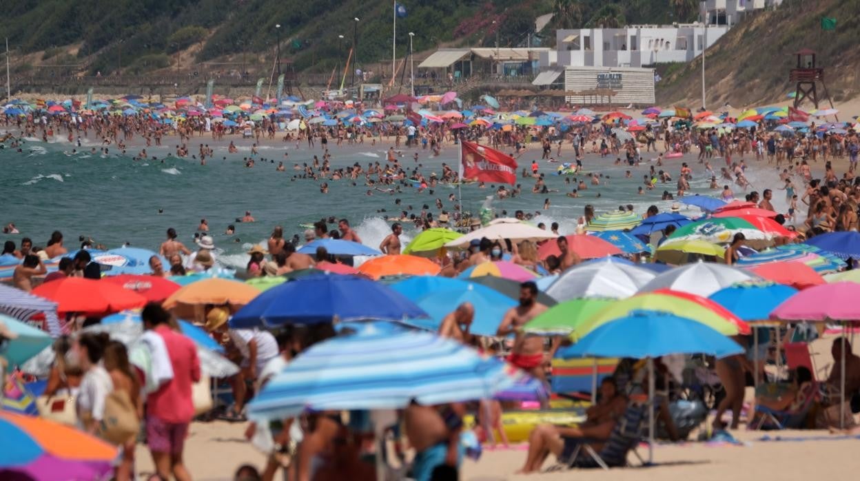 La playa de El Buzo en la localidad gaditana de El Puerto, donde el turismo nacional se instaló nada más levantarse las restricciones de acceso por la pandemia impuesta por las autonomías