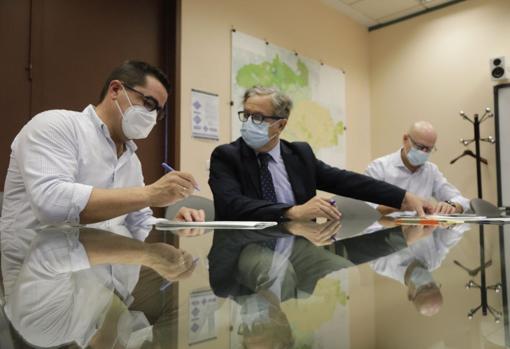 Acto de firma del contrato con la empresa adjudicataria y Salvador Fuentes