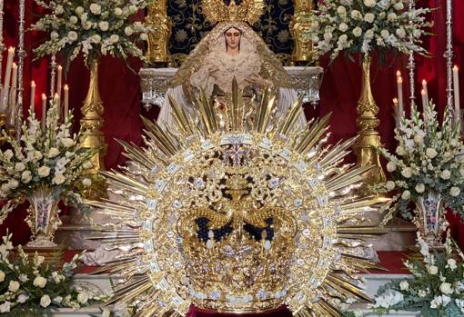 La Virgen de las Penas y la nueva corona, a sus pies