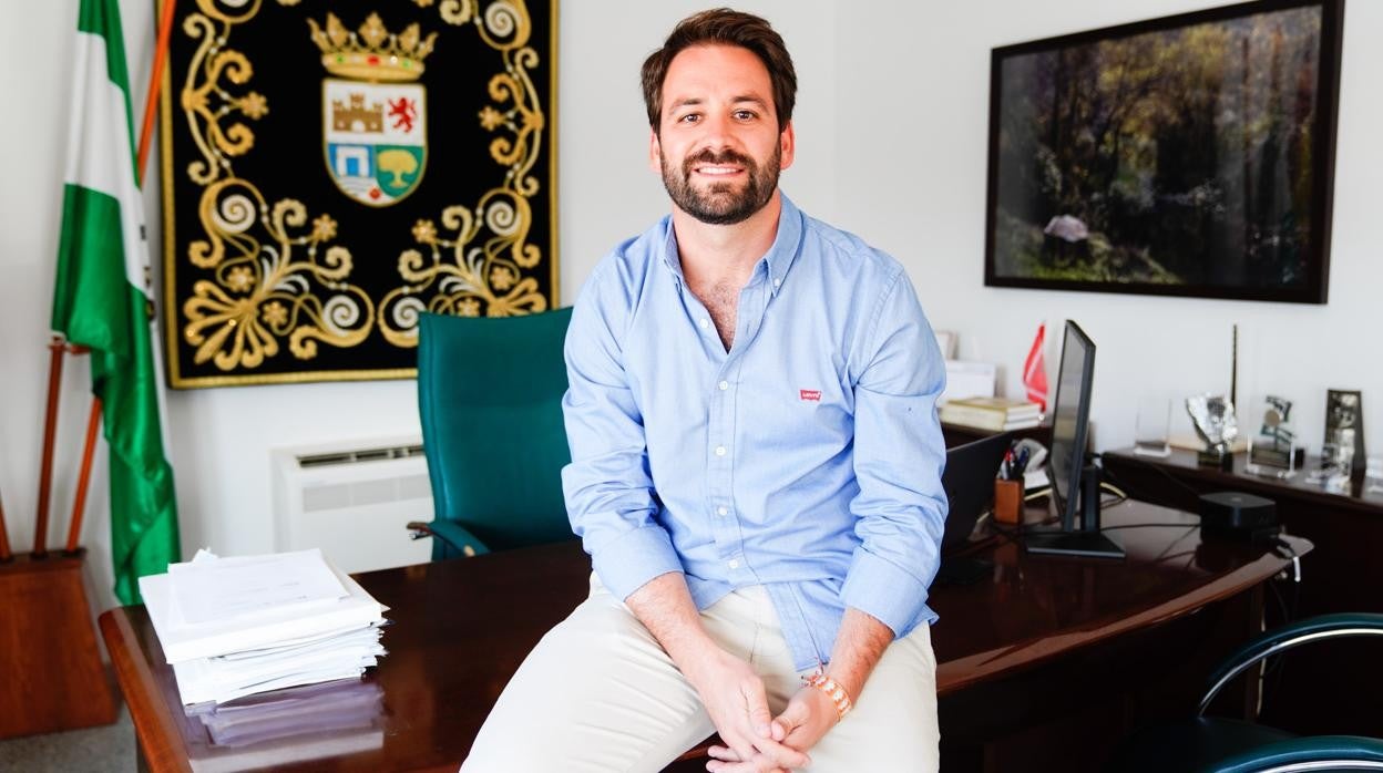 José Luis Cabrera, en su despacho del Ayuntamiento de Alcaracejos
