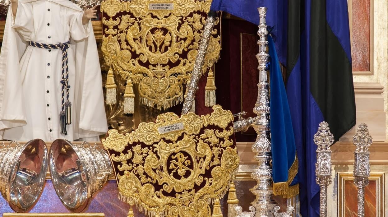 Dos de los paños de bocina que anuncian el paso del Señor de la Redención de Córdoba
