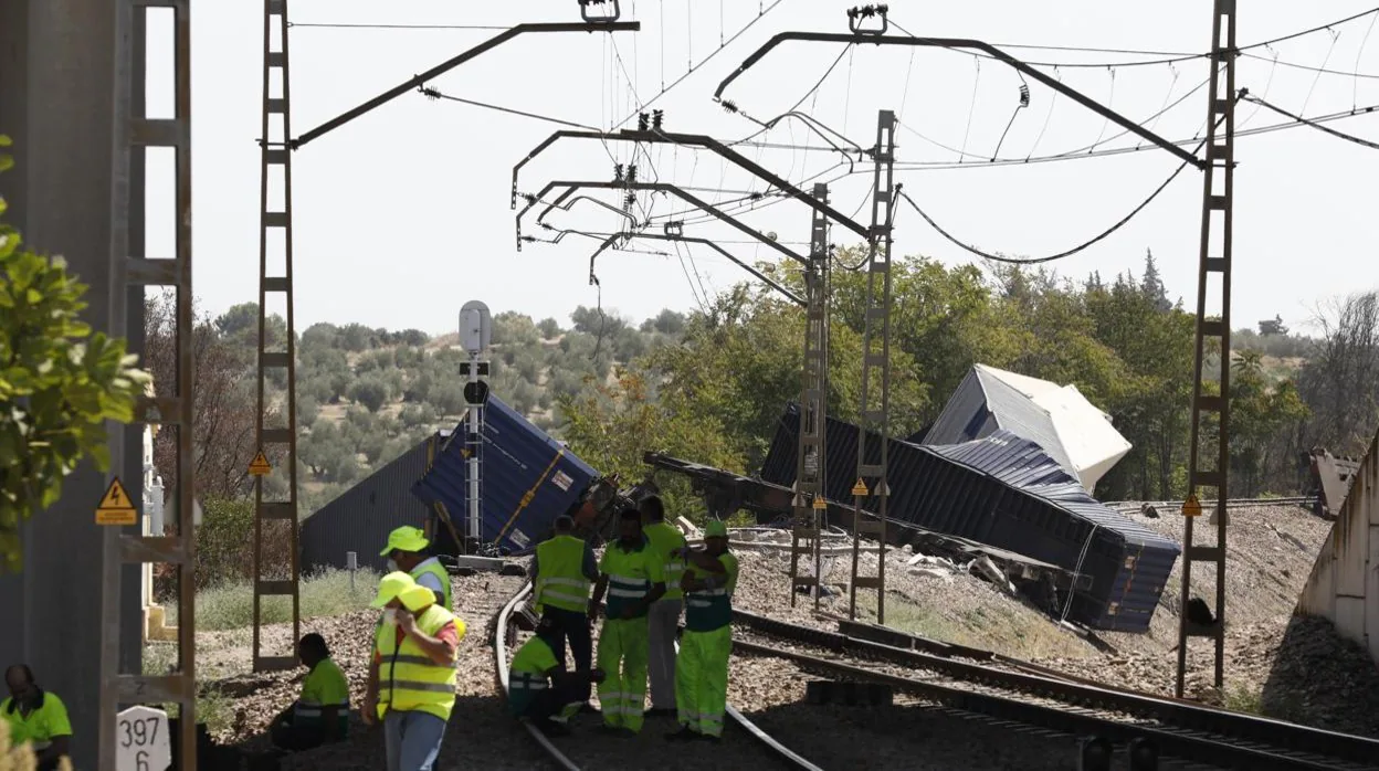 Proceso de retirada del tren accidentado en Montoro