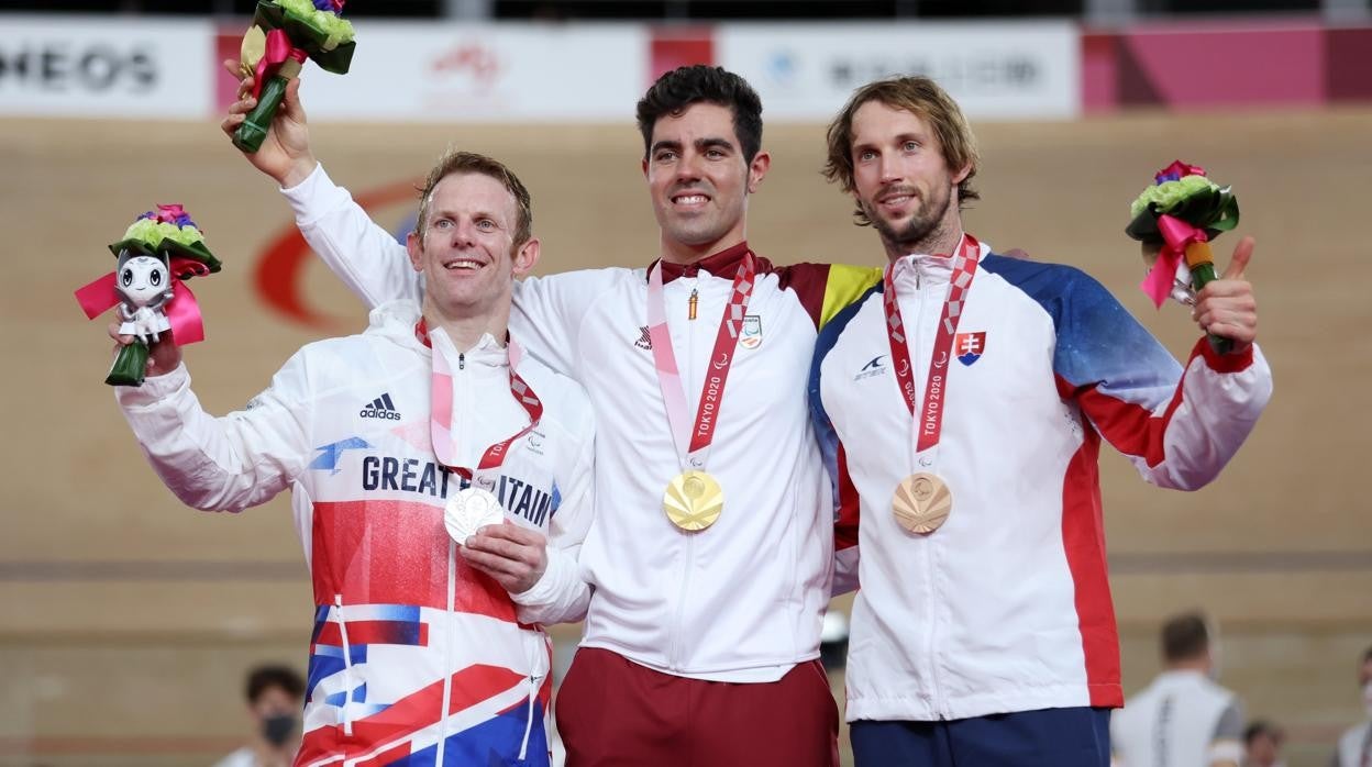 Alfonso Cabello, en lo más alto del podio con la medalla de oro